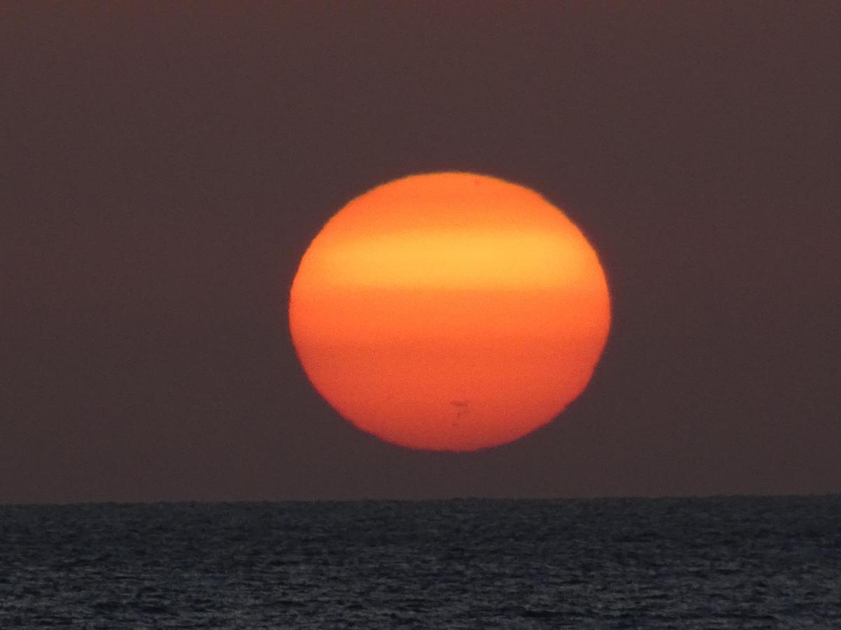 Sunrise Directly At The Sea Apartment *